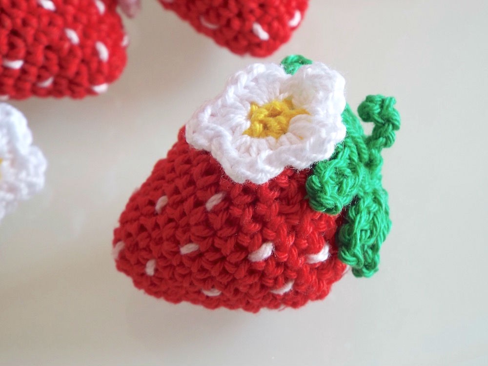 fragola-amigurumi-fiore2